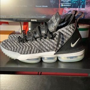 Nike LeBron 16 Size 11